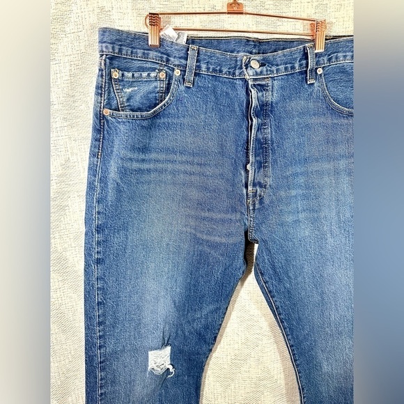 Levi's 501 medium wash button fly straight leg jeans size 40 x 30 - Picture 2 of 12